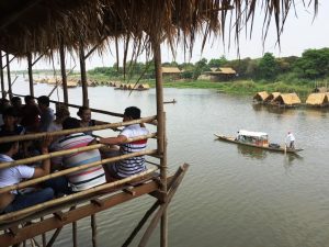 Restaurant_flottant_au_Cambodge_sur_Mekong - Copie